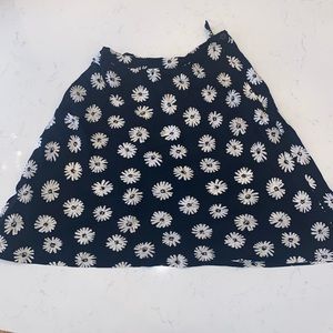 Jones New York size 8 white daisy blue background side zip clousure